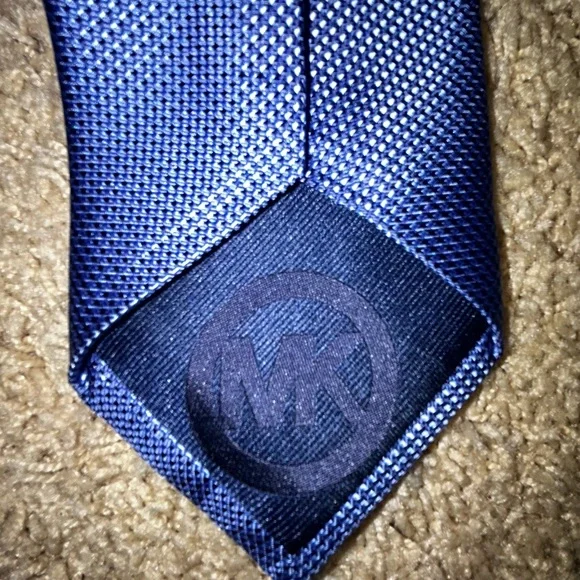 Michael Kors Navy Blue Tie 100% silk - Picture 4 of 10